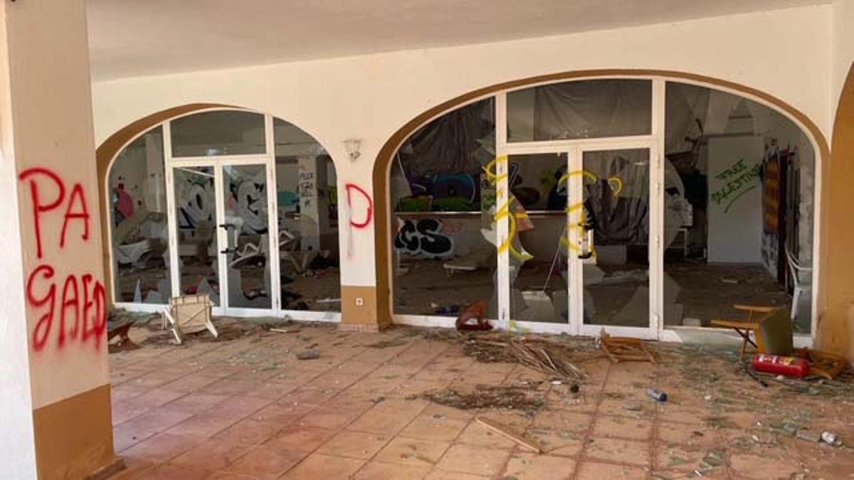 Los vecinos de Allà Dins denuncian la peligrosidad del hotel abandonado
