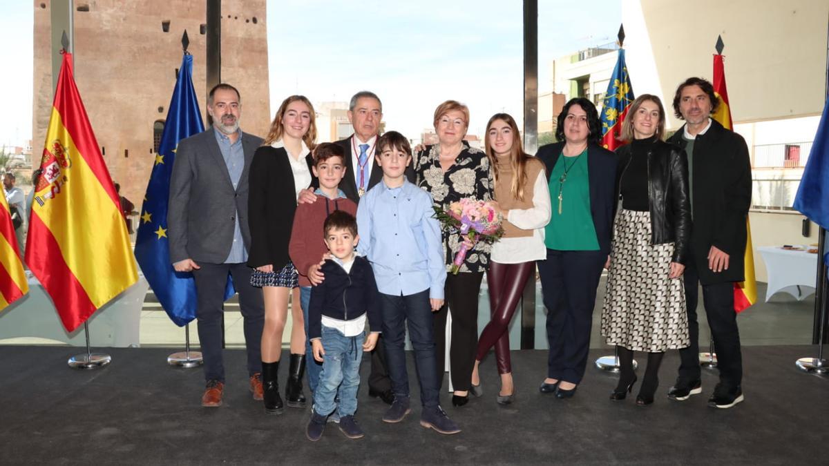 Vicent Palacios con su familia, durante la entrega del galardón