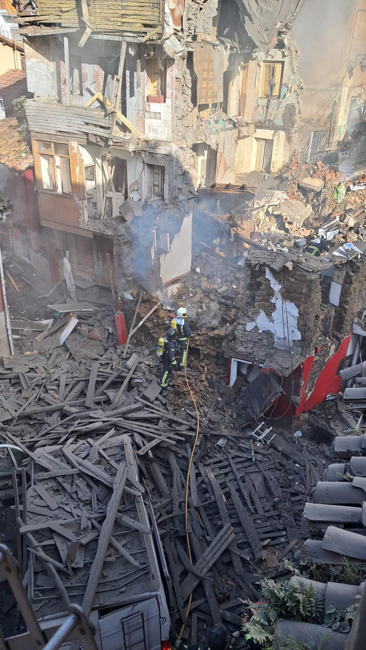Varios bomberos trabajando en la explosión de hace un año.