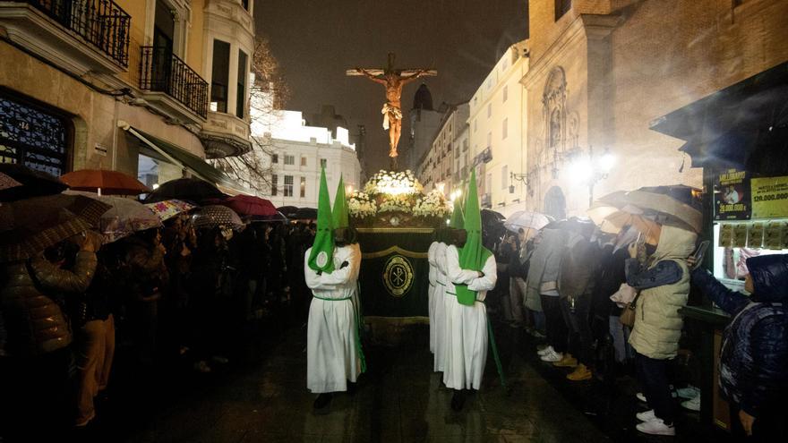 Las Siete Palabras salva un Lunes Santo marcado por la fuerte lluvia en Zaragoza