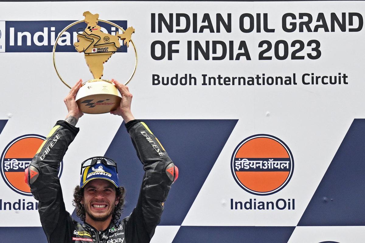 Marco Bezzechi, del Mooney VR46 Racing Teams celebra el primer puesto en el GP de la India Marco Bezzechi, del Mooney VR46 Racing Teams celebra el primer puesto en el GP de la India