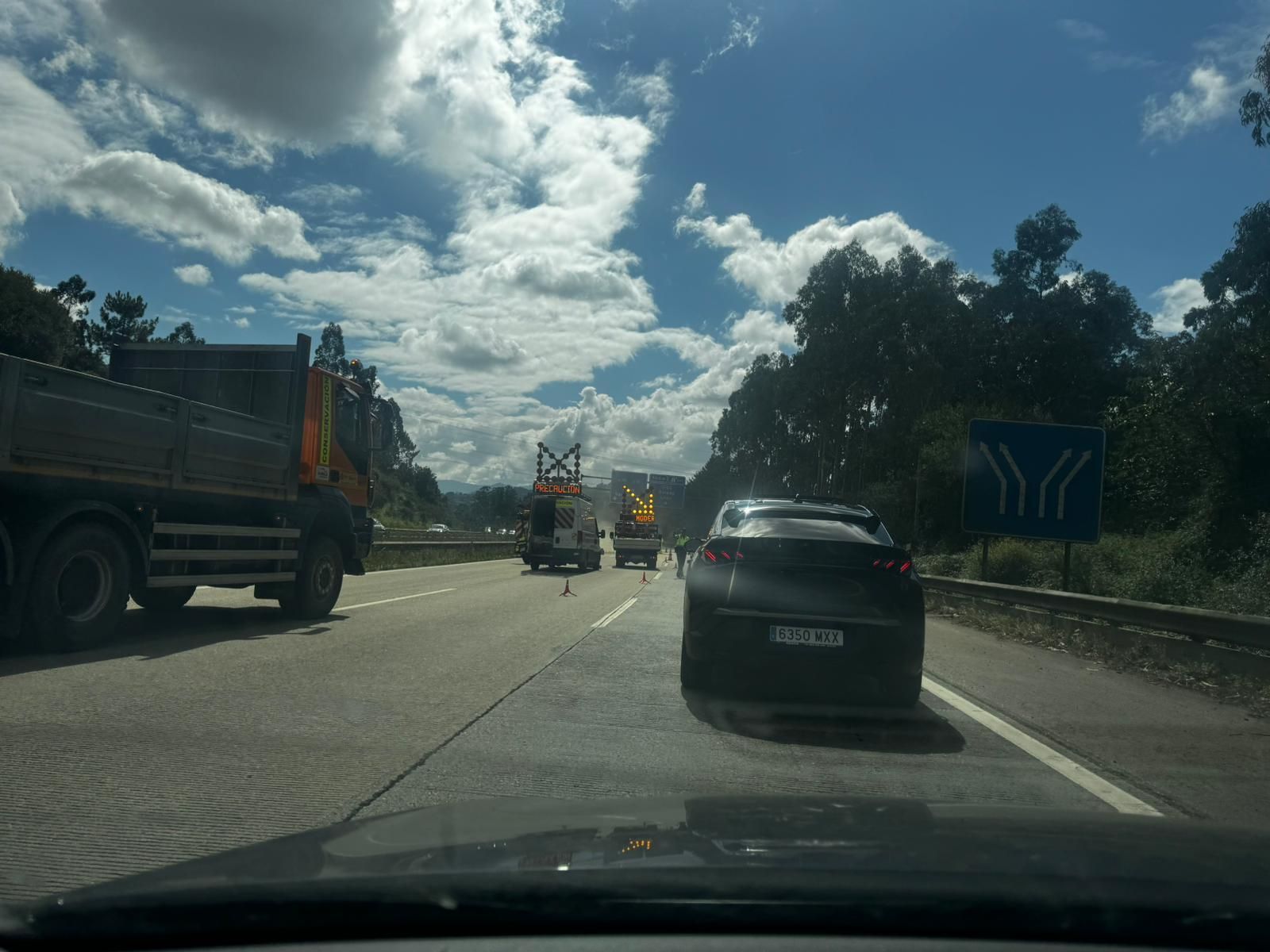 Un camión pierde la carga en la "Y" y provoca importantes retenciones