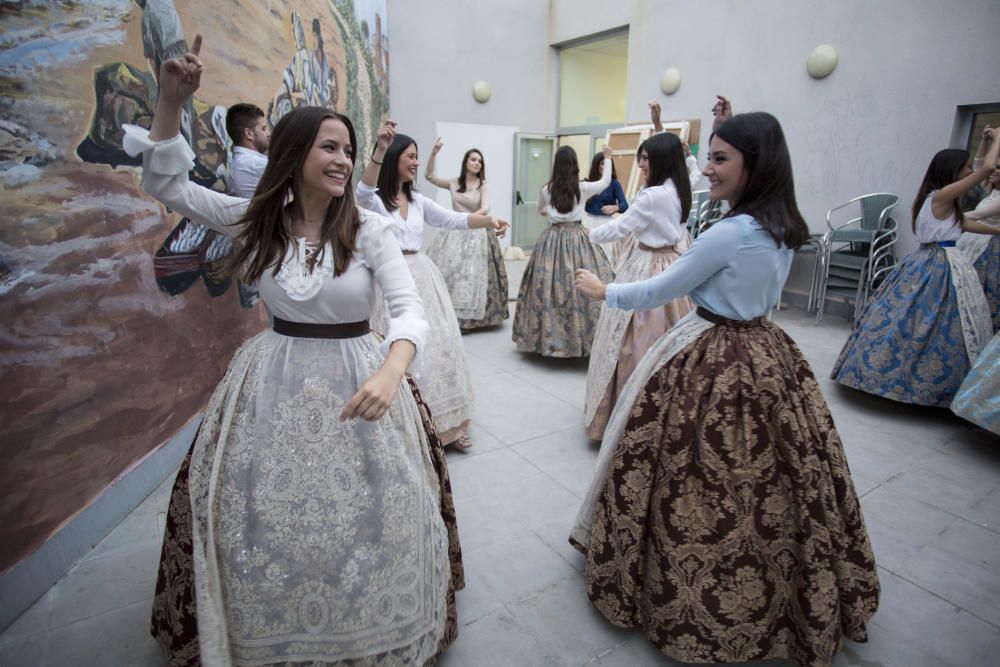 Ensayo de la Dansà con la fallera mayor y la corte