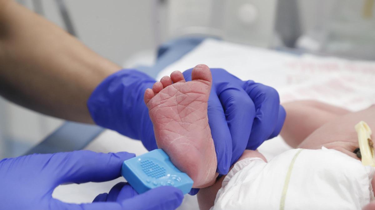 Prueba del talón a un neonato del hospital San Juan de Dios de Córdoba, en imagen de archivo.