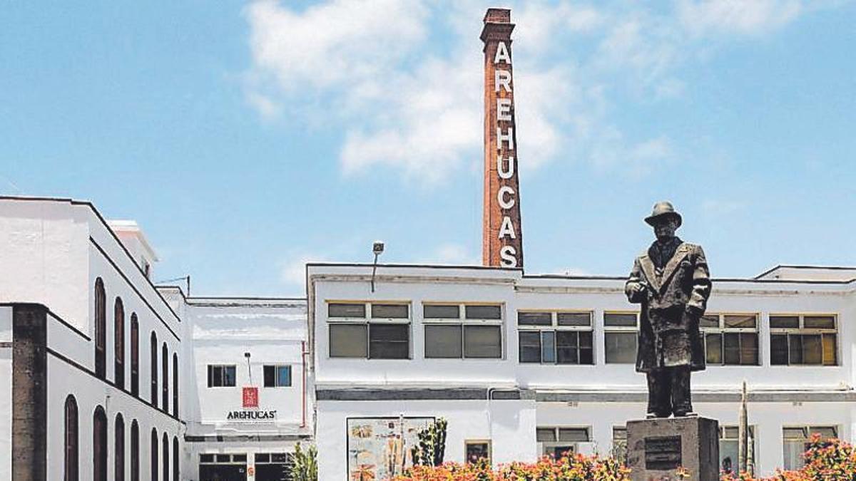 Fachada de la fábrica de Arehucas.