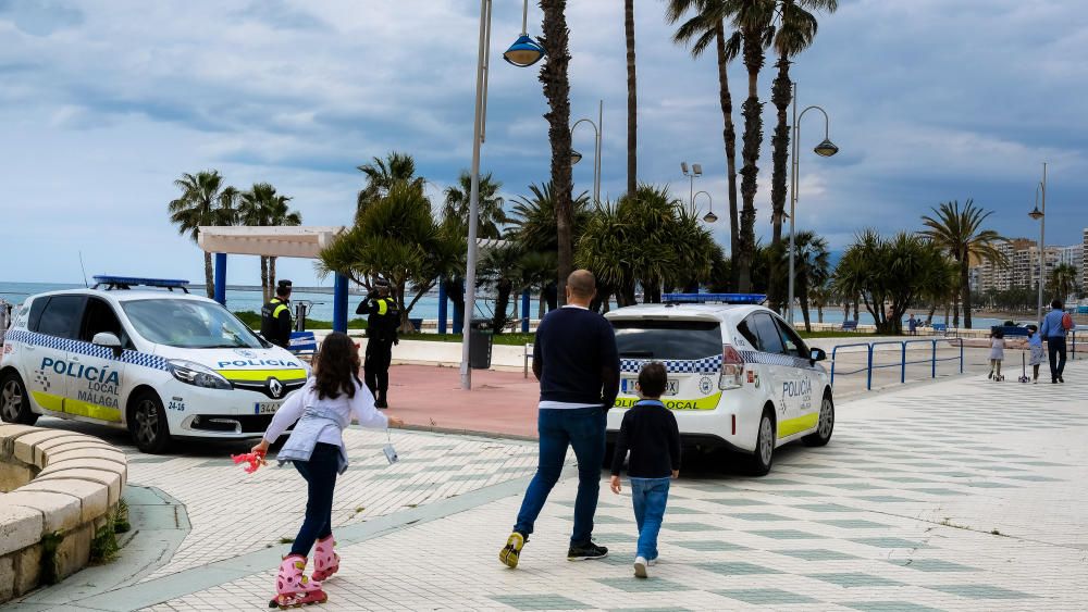 Padres e hijos aprovechan el primer día del desconfinamiento parcial de los niños menores de 14 años para dar un paseo por calles y plazas del Centro de Málaga. En la playa, algunos pequeños aprovechaban para remojarse los pies, bordeando una de las prohibiciones de esta nueva medida.