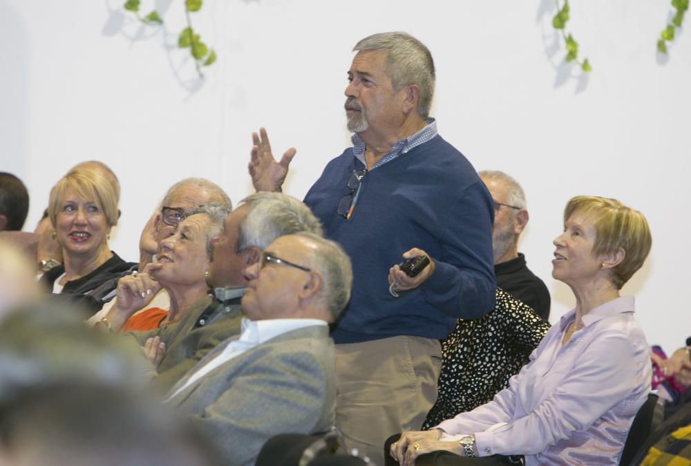 Decenas de profesores y alumnos del CEU, germen de la Universidad de Alicante, se reencuentran en un emotivo acto organizado en el campus.