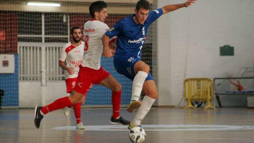 Simón controla el esférico en el partido jugado ayer. // Bernabé/Luismy