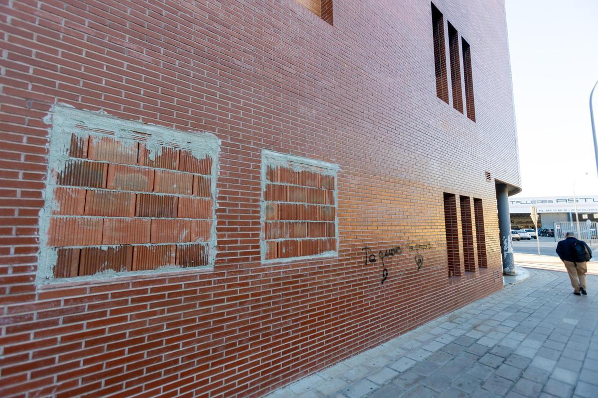Uno de los laterales del inmueble, con las ventanas tapiadas.