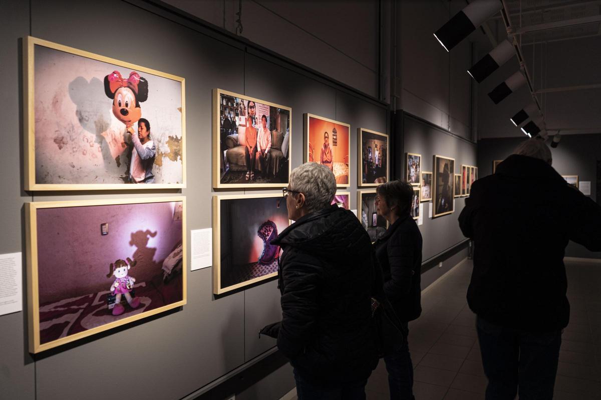 Dues visitants miren les fotografies d'una de les exposicions del FineArt de l'any passat