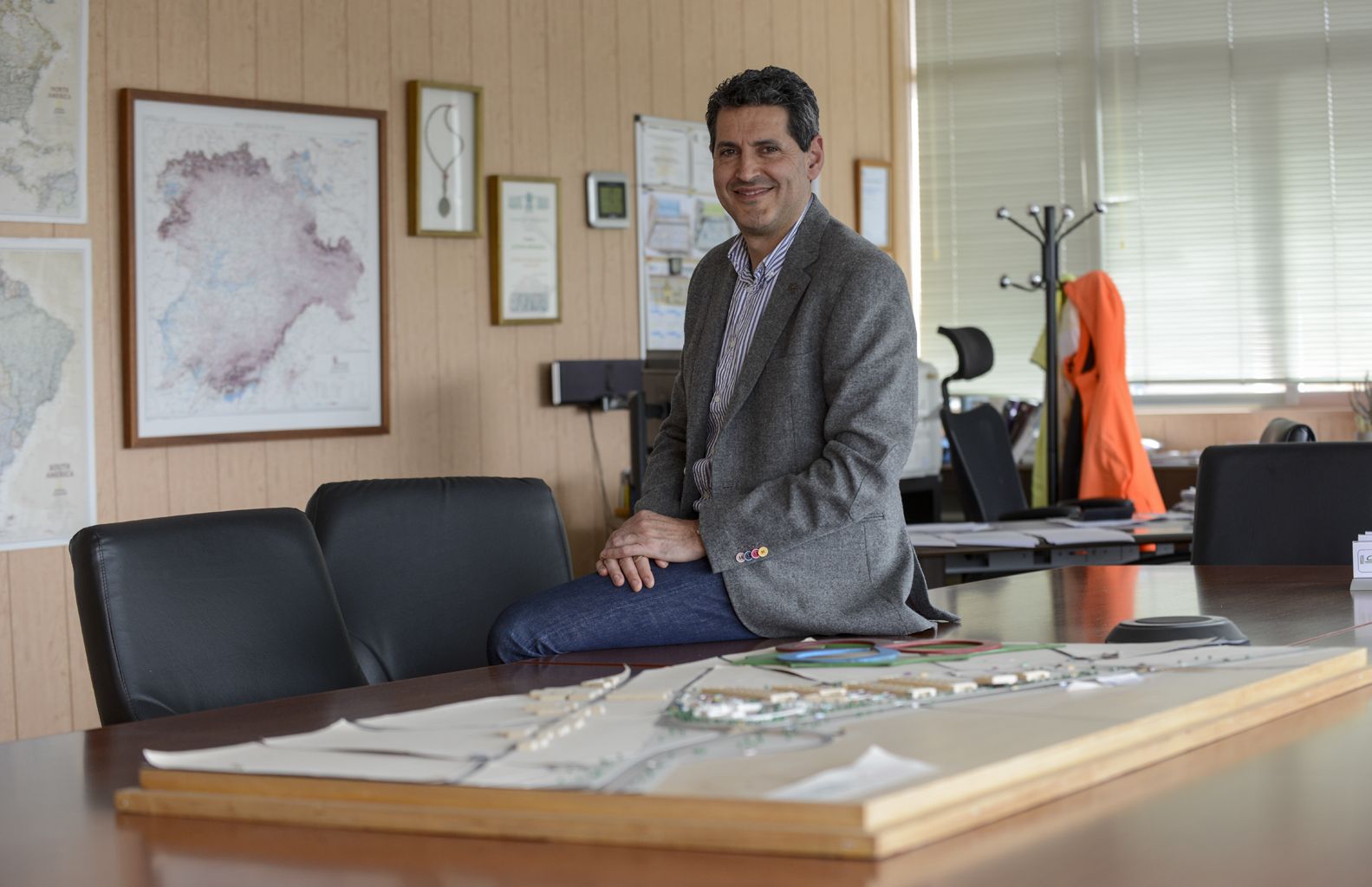 Pérez, en su despacho del Centro de Transportes y Logística de Benavente y enclave Cylog, posando ante una maqueta del CTLB.