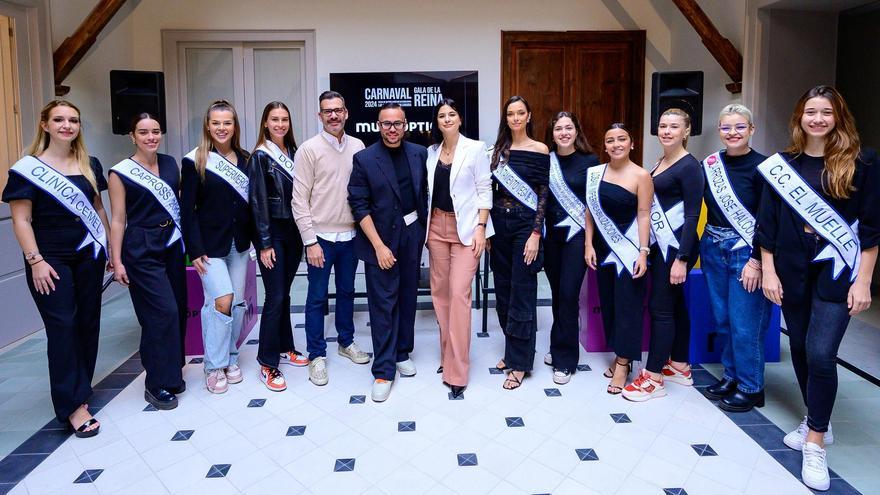 Las candidatas a Reina con los presentadores de la Gala de la Reina y el director artístico del Carnaval de Las Palmas de Gran Canaria.