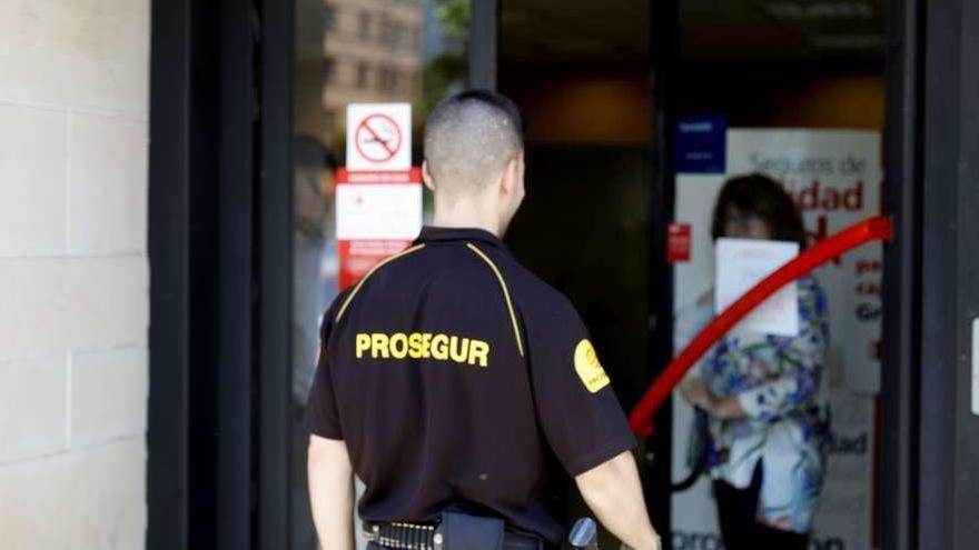 Dos expertos atracadores de bancos logran huir tras un nuevo asalto en Gijón