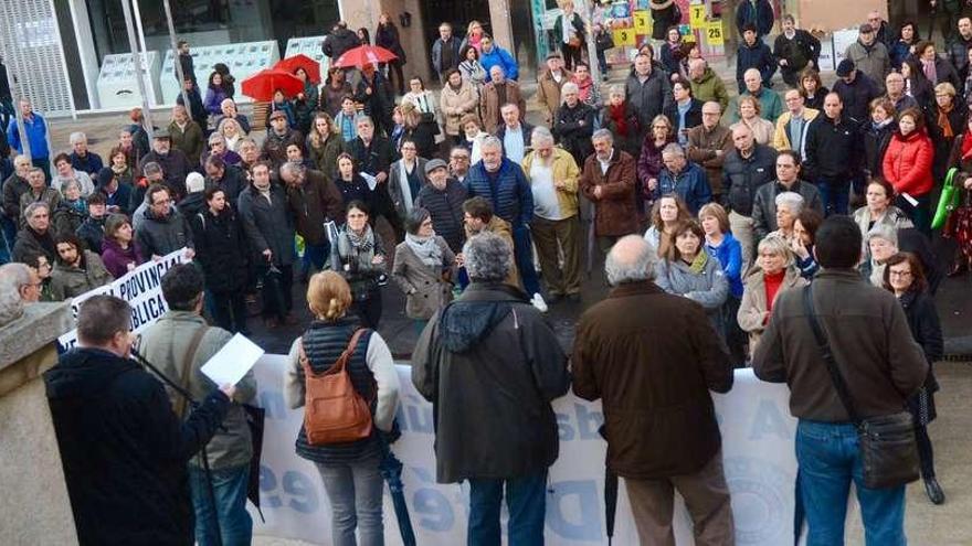 Participantes en la concentración ante el Hospital Provincial y la pancarta, que rezaba &quot;A sanidade pública non se vende, deféndese&quot;. // R.V.