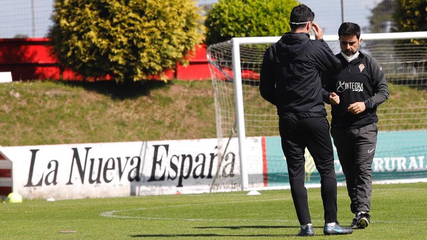 David Gallego charla con Toni Clavero durante el entrenamiento de esta mañana en Mareo