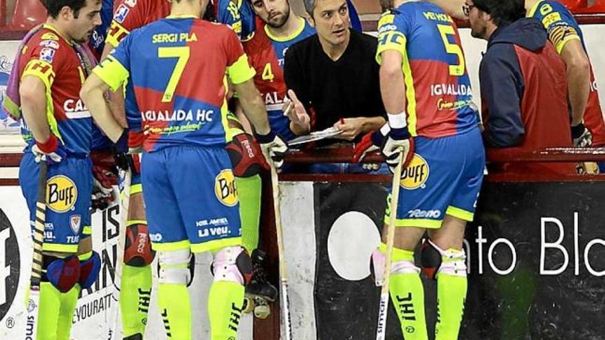 El tècnic Ferran López instrueix els jugadors de l&#039;IHC durant el partit