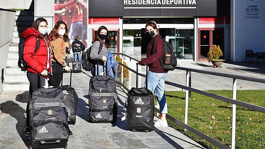 Cata Coll, Mariona y Patri Guijarro, con la selección española