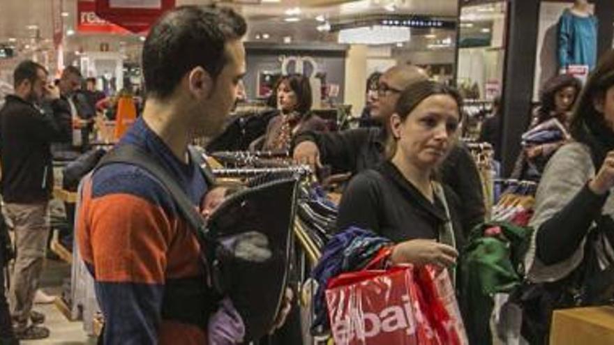 Los primeros en pasar por las rebajas tuvieron que hacer frente a uno de los inconvenientes de los primeros días, que no es otro que tener que esperar cargado en las cajas a que llegue el turno de pagar. Un mal menor para comprar más barato.