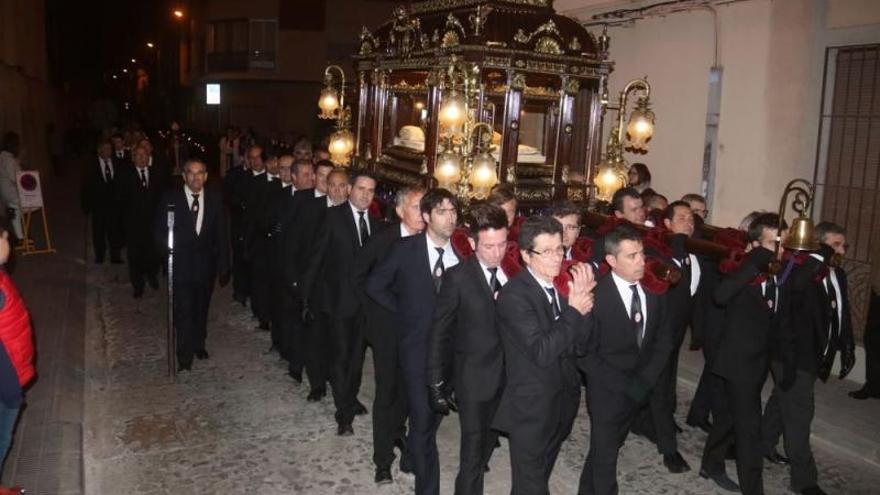 Cofrades desfilan en la procesión diocesana de Burriana
