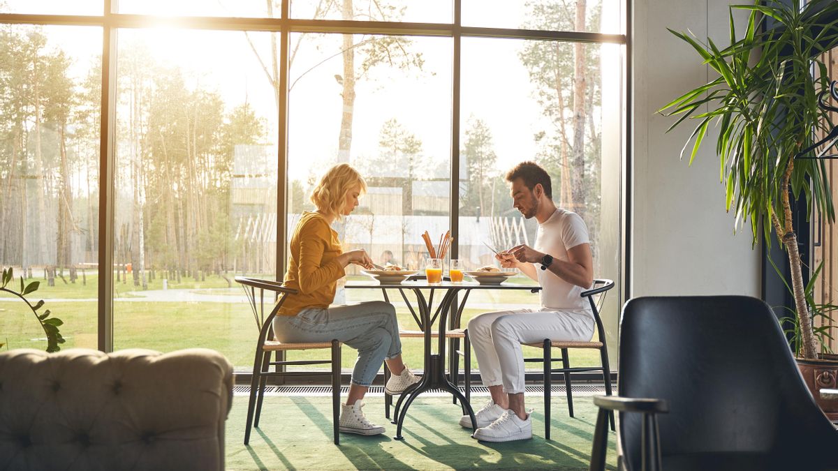 Una pareja disfruta de un menú para dos