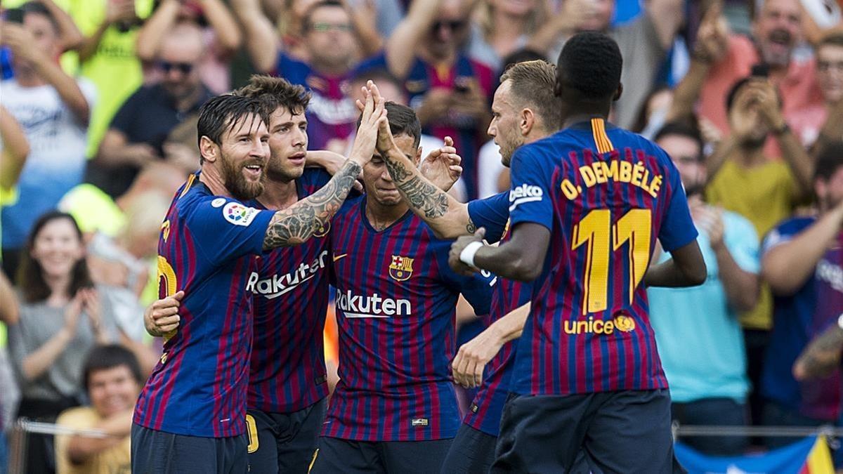 Messi, felicitado tras empatar el partrido ante el Huesca.