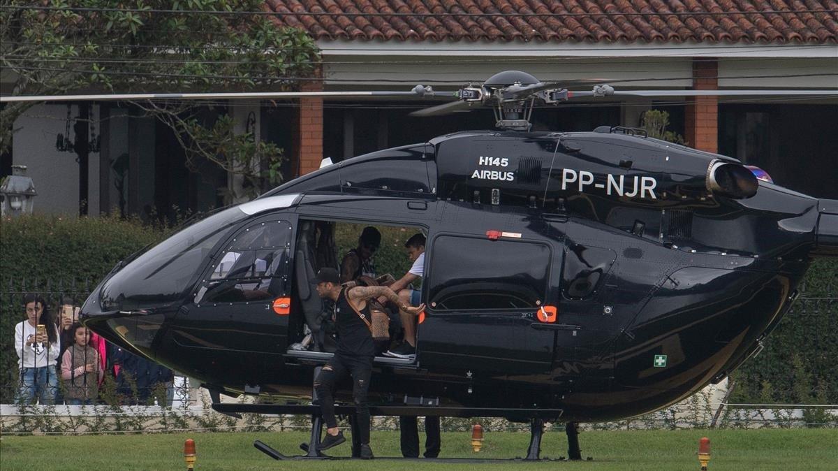 marcosl48445516 brazil s footballer neymar  c  inside chopper  arrives with 190602184042