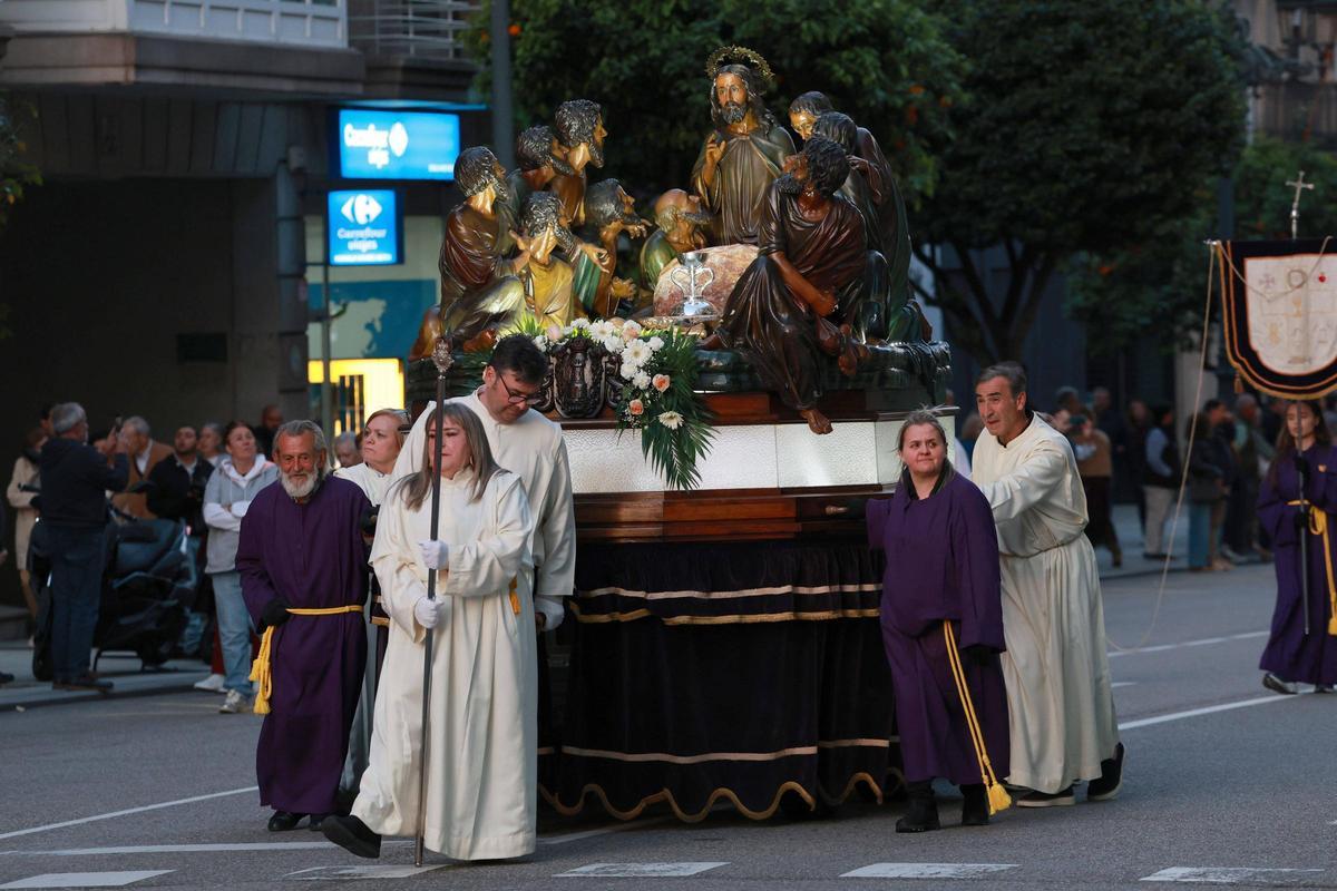 Procesiones en Vigo: paso del Jueves Santo en la parroquia del Sagrado Corazón de Xesús