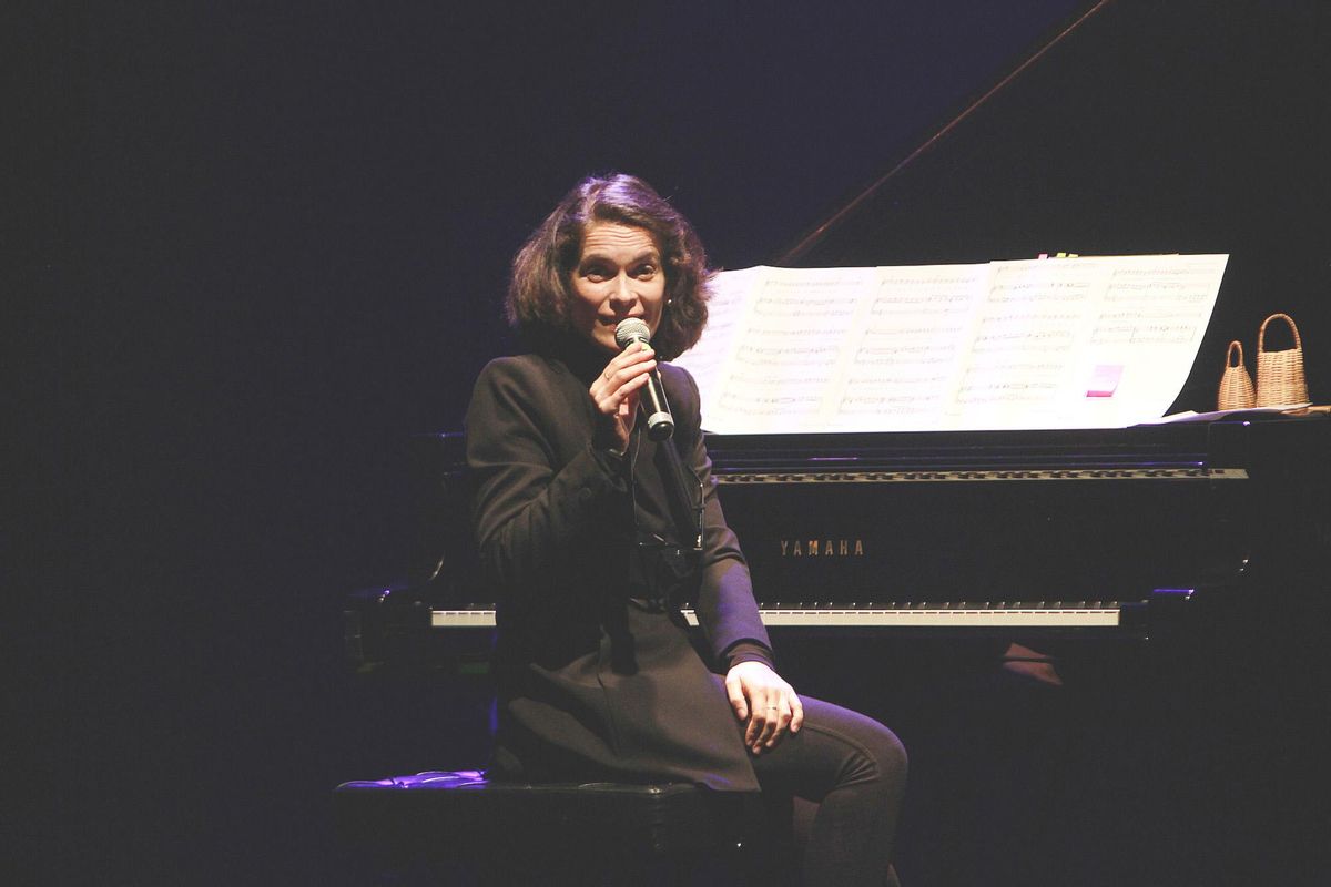 Cristina Pato se dirige al público, desde el piano, durante un concierto en Ourense.