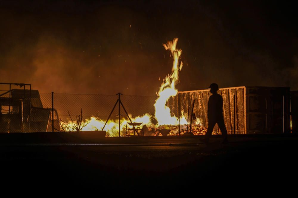 Un espectacular incendio calcina una fábrica de palets en La Marina.