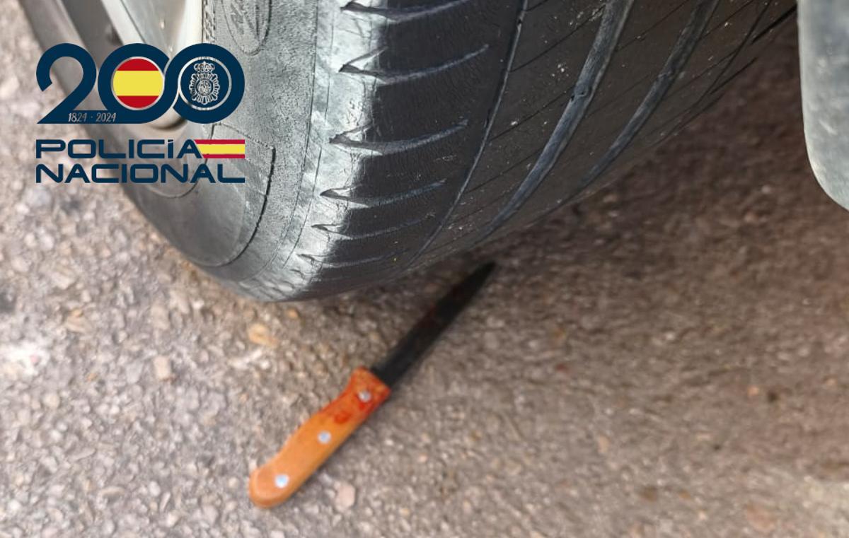 Los policías localizaron poco después el cuchillo oculto bajo el turismo.