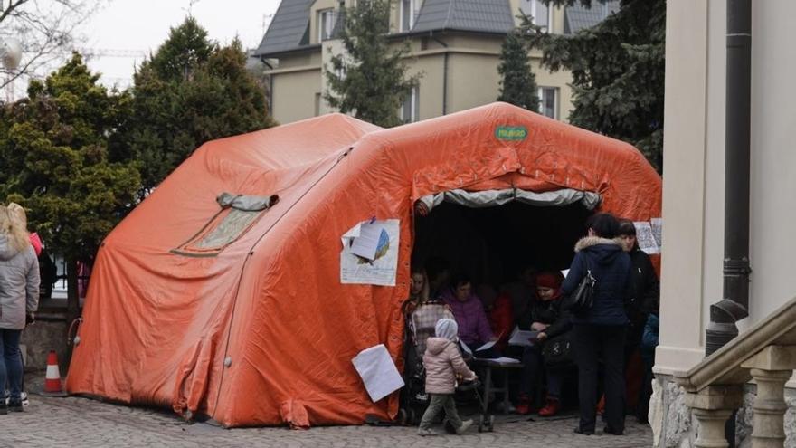 Imagen de la carpa instalada en el consulado de Cracovia para atender a los refugiados.