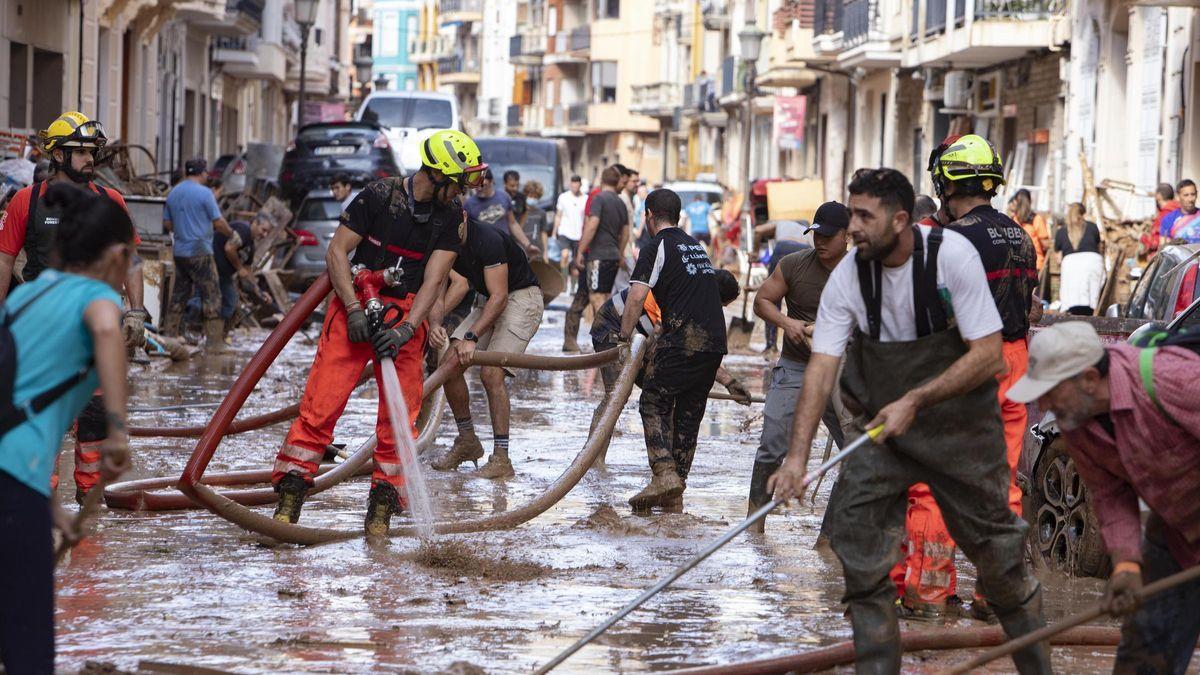 Limpieza de las calles de Algemesí tras la dana del pasado 29 de octubre