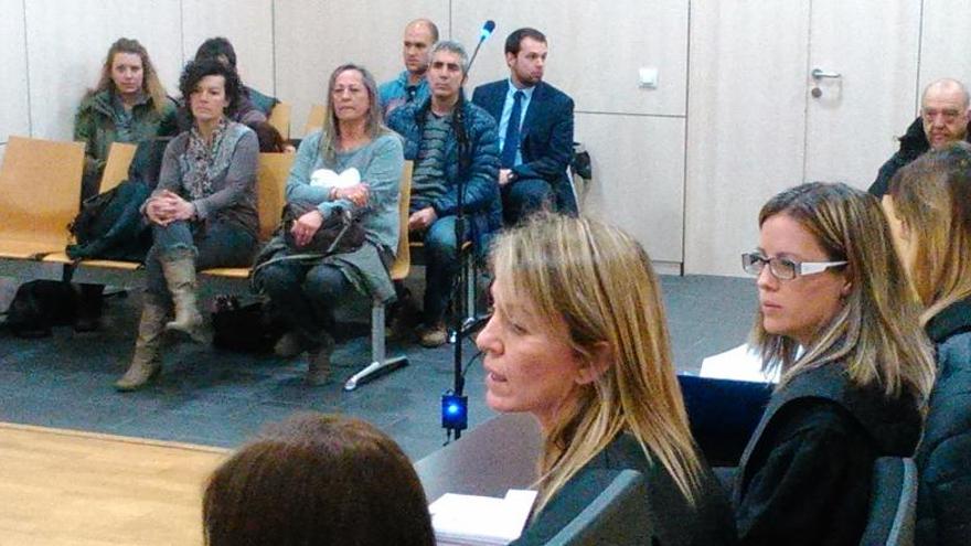 Una imatge del judici d&#039;aquest dilluns. A les cadires de davant, les mestres acusades · Josep Sallent