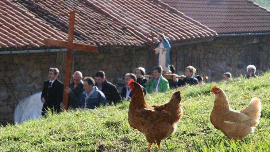 Participantes en el vía crucis celebrado en la parroquia de Yernes como preámbulo de la Semana Santa moscona.