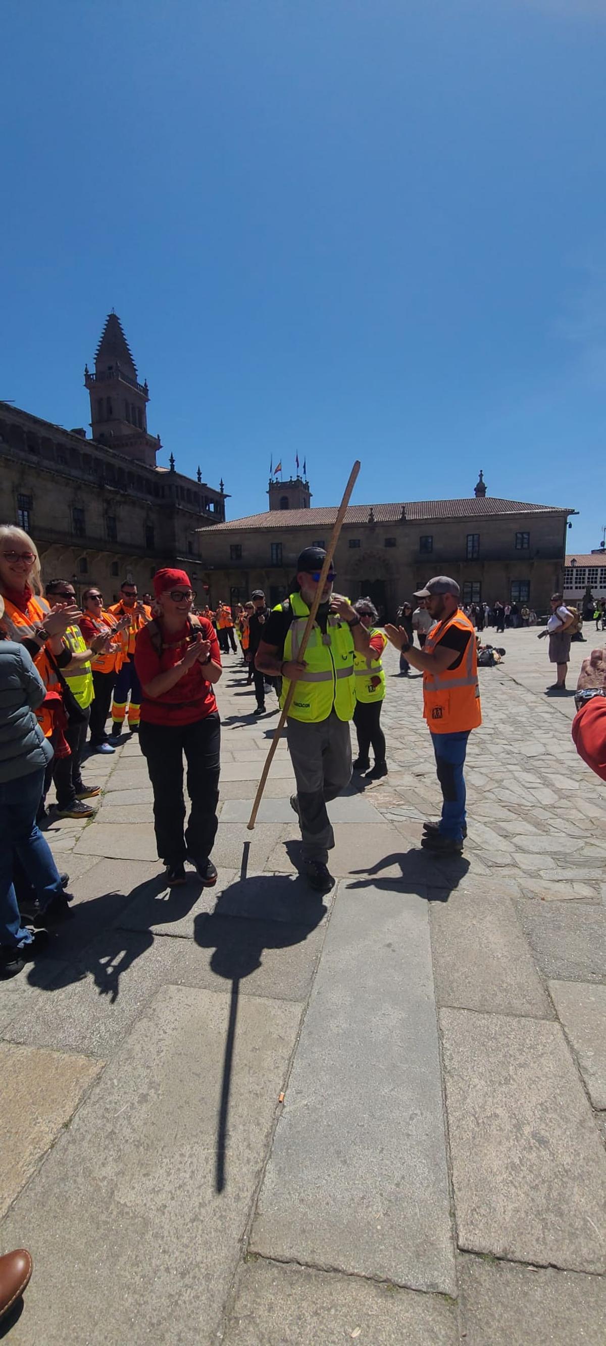 Francisco Pérez-Mirás acompaña a la última peregrina en la entrada al Obradoiro.