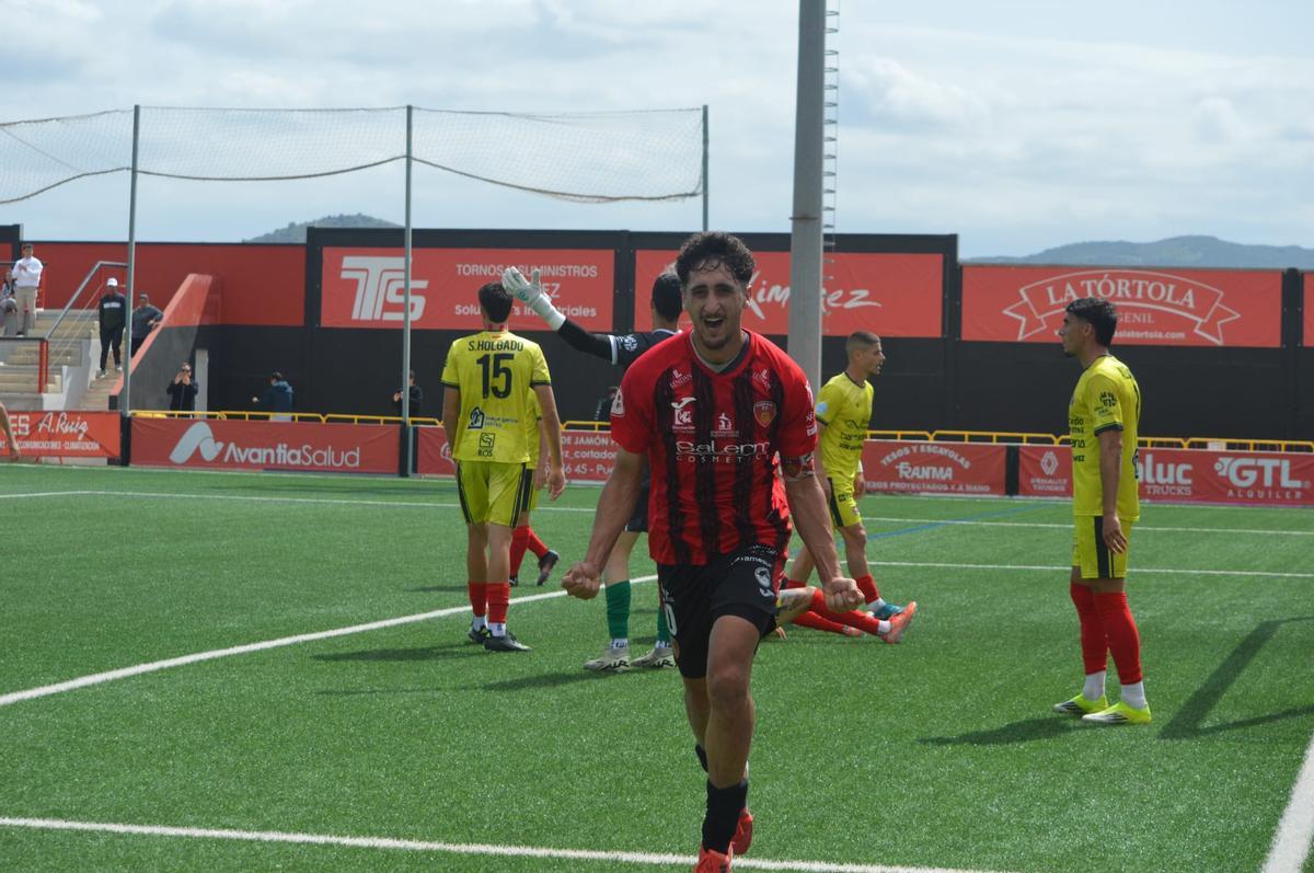 Salva Vegas celebra su gol ante la Deportvia Minera en el Manuel Polinario.