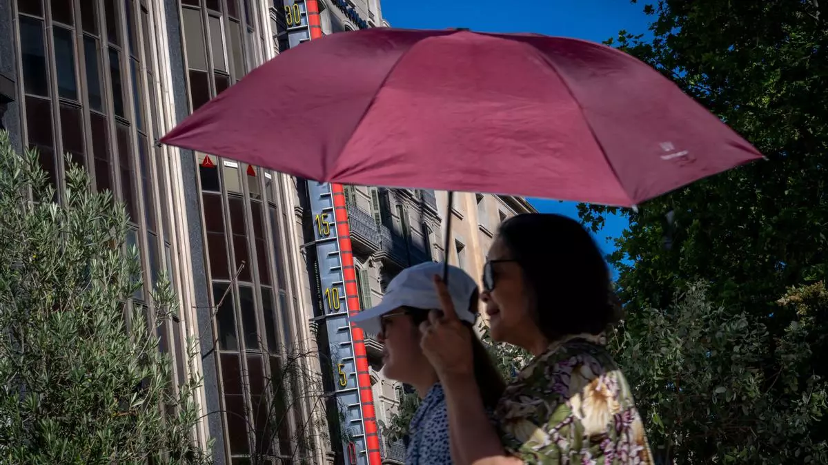 Barcelona prueba una solución inédita contra el calor: ¿qué es el pavimento reflectante?