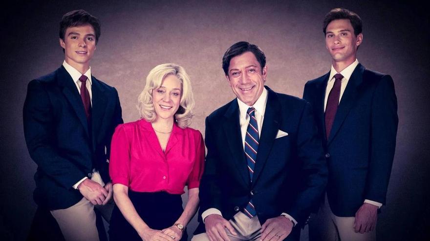 El elenco que interpreta a la familia Menendez.