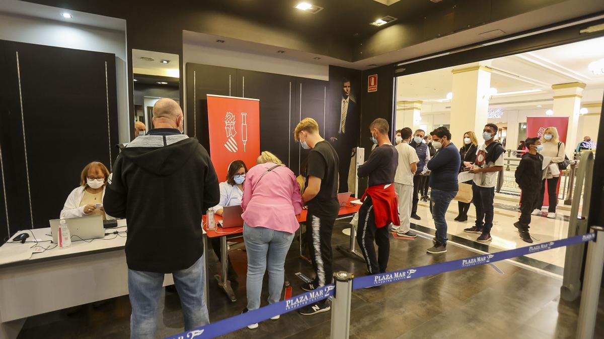 Vacunación sin cita previa en un centro comercial de Alicante.