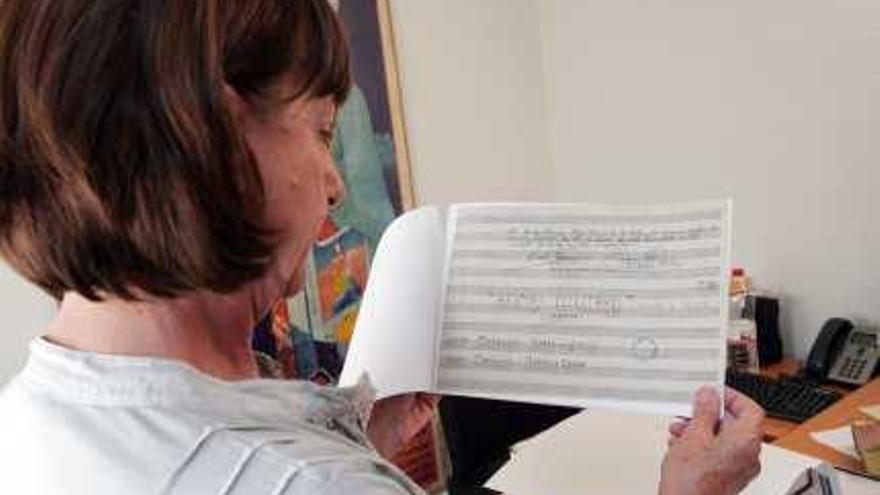 Carmen Gutiérrez, muestra las partituras de la habanera.