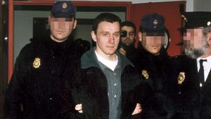 EFE -08 02 00-MADRID- Madrid  8 02 00 - El ex dirigente de ETA Francisco Mugica Garmendia  alias  Pakito  c  ha sido trasladado a la c rcel madrileEa de Soto del Real   Pakito  tras ser entregado hoy por agentes franceses a la Polic a espaEola en el aeropuerto de Madrid-Barajas  donde fue trasladado a las dependencias de la comisar a del aeropuerto de las que salio para su ingreso en prision  EFE p