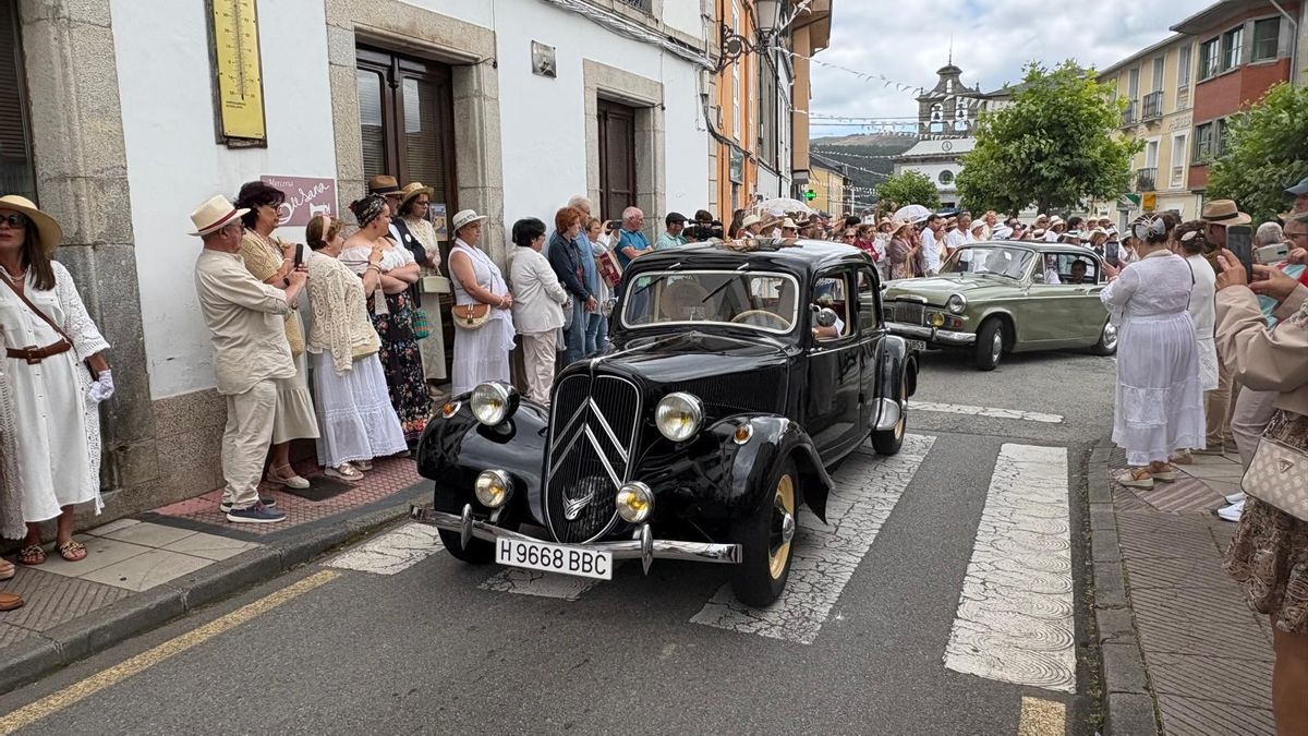 Llegada de los coches clásicos al centro de Boal.