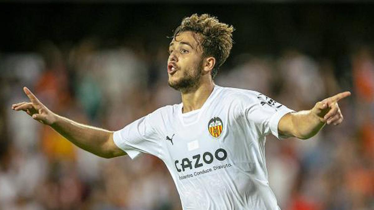 Nico González celebra un gol con el Valencia