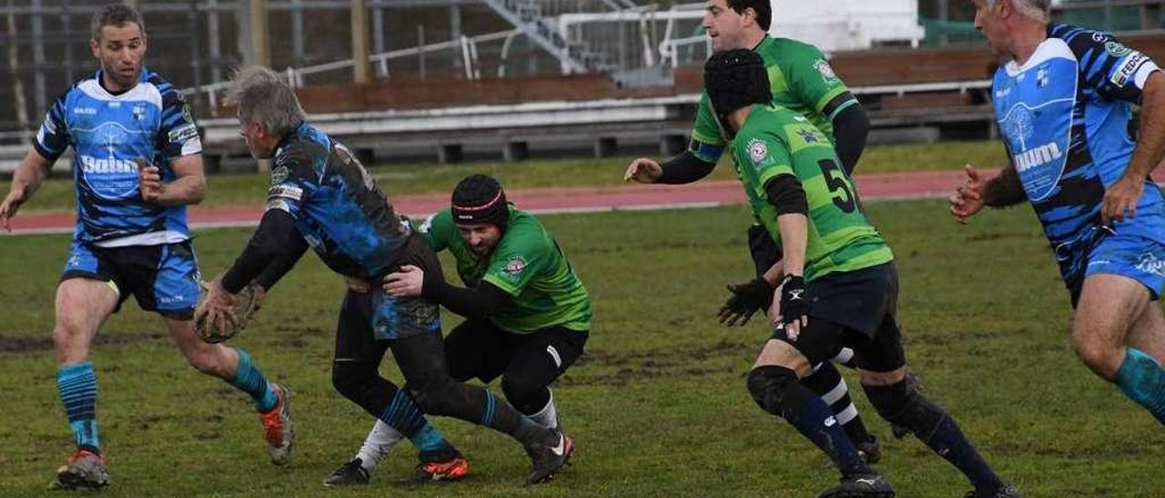 Imagen del partido que se disputó en el campo de la Universidad y que finalizó con el triunfo argentino por siete ensayos por cuatro de los vigueses. E.A.