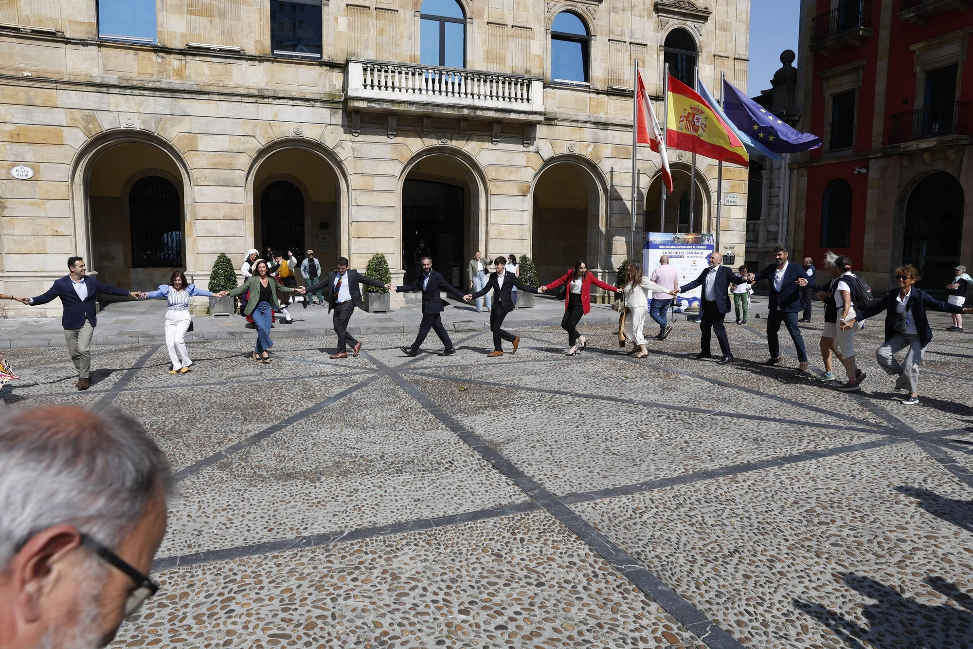 Gijón fija la colaboración entre los municipios del Camino de Santiago por mar en el norte de España (en imágenes)