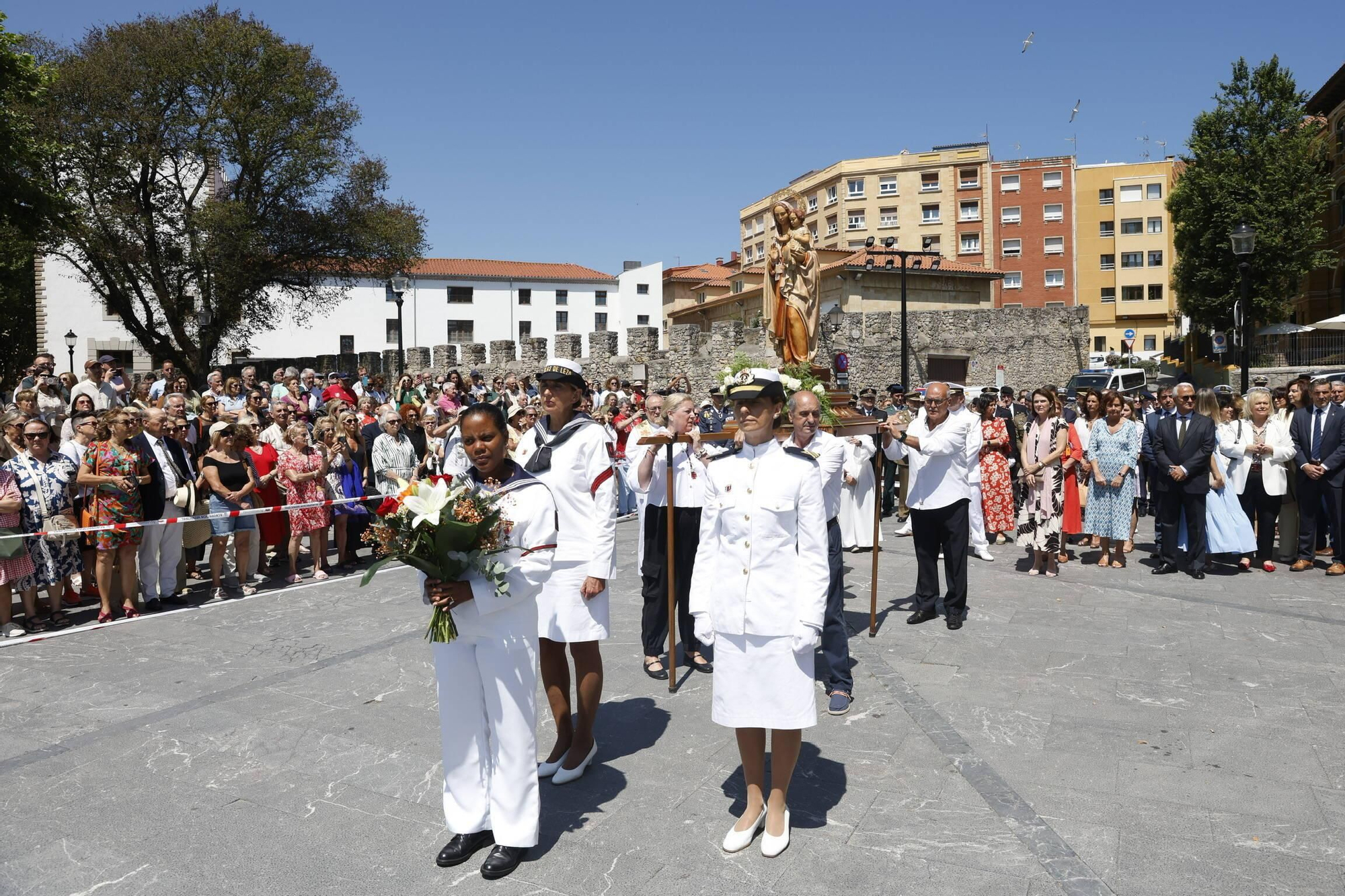 La misa con la Armada y la ofrenda floral del Carmen en Gijón, en imágenes