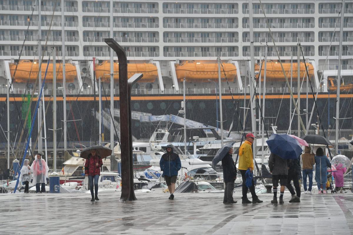 Calles mojadas y paraguas este miércoles de alerta naranja por lluvias en A Coruña. Calles mojadas y paraguas este miércoles de alerta naranja por lluvias en A Coruña.