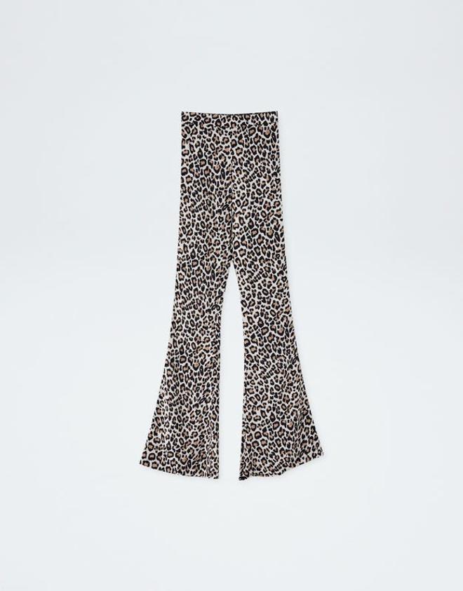 Pantalón de estampado de leopardo y acampanado de Pull&amp;Bear. (Precio: 25, 99 euros)