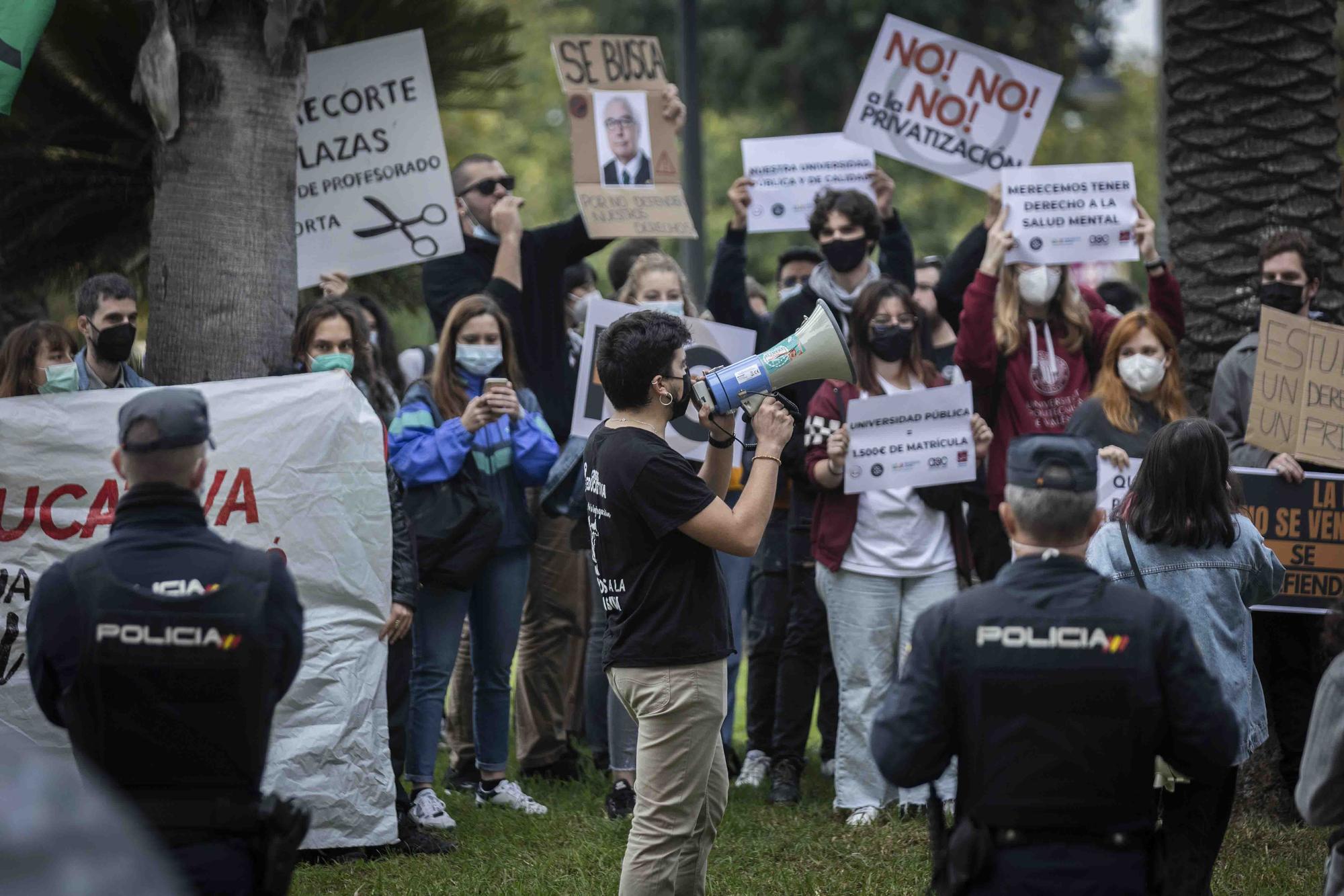 Los universitarios se manifiestan contra la "ley Castells"