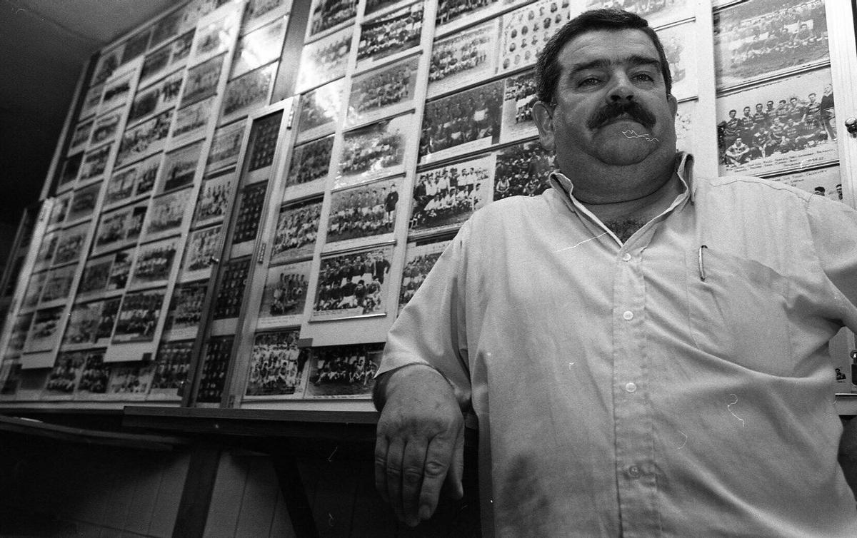 El hostelero, en una foto de 1997, con la exposición de fotos que empapelaba el "Bar de Luis"